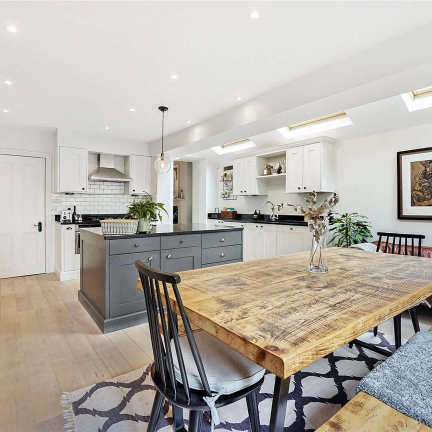 A beautifully presented five bedroom family home on a popular road in Wandsworth. - Photo 1