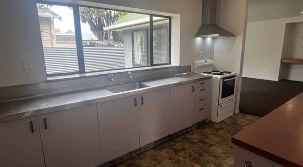 Five Bedroom Property - Centrally Located - Photo 1