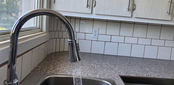 4 1/2 TOUT RÉNOVÉ, CHAUFFAGE ET EAU CHAUDE INCLUS, DISPONIBLE MAINTENANT - Photo 2