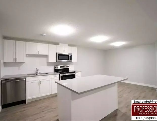 Own In-suite Laundry-Millwood-BIG 2 Bedrooms, 1 Full Bath! | 2907 68 Street Northwest, Edmonton - Photo 1