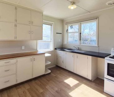 Three Bedrooms, Sunny & Spacious - Photo 2