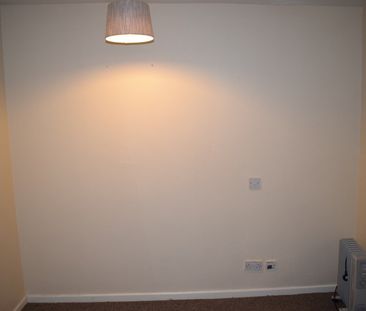 1 Bed Flat, Rodney Court, SO19 - Photo 2