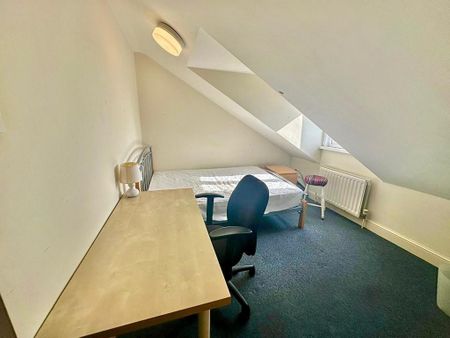 1 bedroom in a house share to rent - Photo 2
