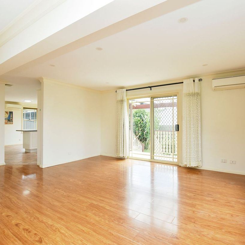 Modern Family Residence in the heart of Eastwood with low maintenance - Photo 1