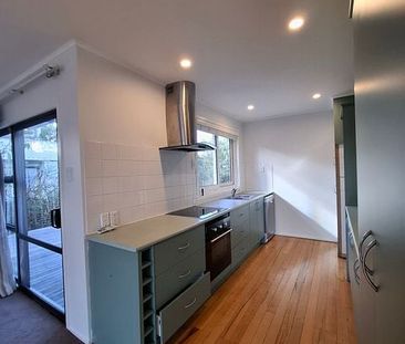 Centrally located 3 bed house in Te Atatu - Photo 4