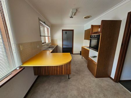 Top Location - Spacious House & Pool! *Open Thurs 19/02/ 4.00pm to 4.20pm* - Photo 2