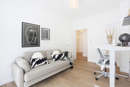 AVAILABLE NOW | PET FRIENDLY | Direct links to Waterloo | Gym | 3D Tour Available | Roof Terrace | Concierge | Parking Available - Photo 2