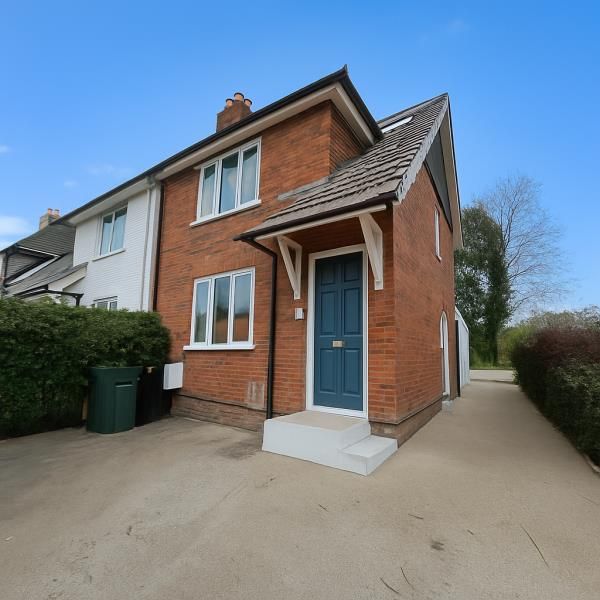 Raymond Crescent , Guildford, GU2 - Photo 1