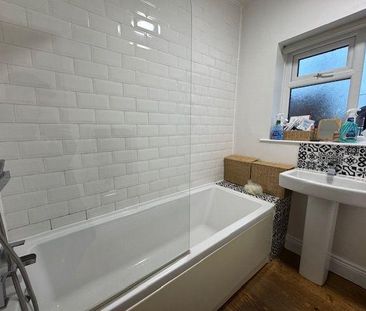 2 bedroom end of terrace house to rent - Photo 3