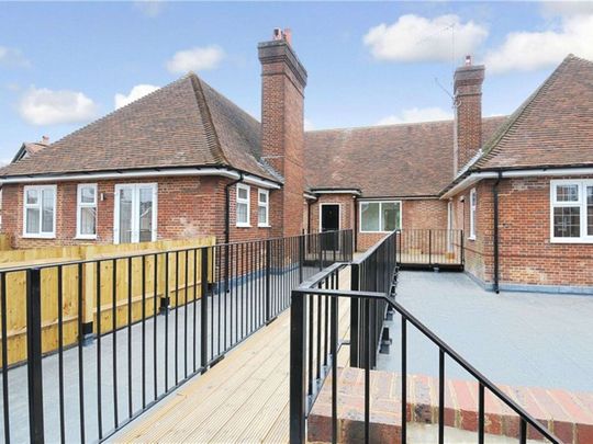 A stylish first floor one bedroom apartment refurbished to a high standard offering a private terrace and one parking space - Photo 1