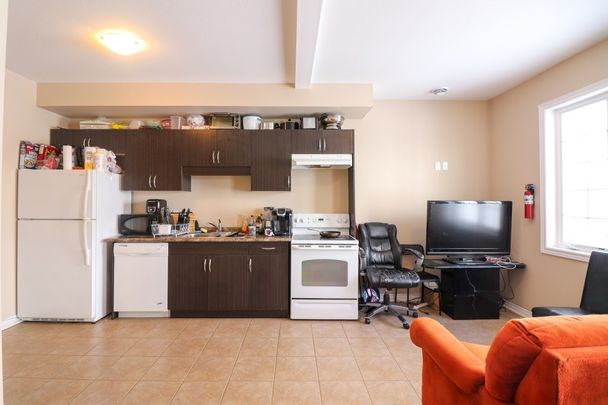 **ALL UTILITIES INCLUDED** STUDENT ROOMS FOR RENT IN ST. CATHARINES!!!! - Photo 1