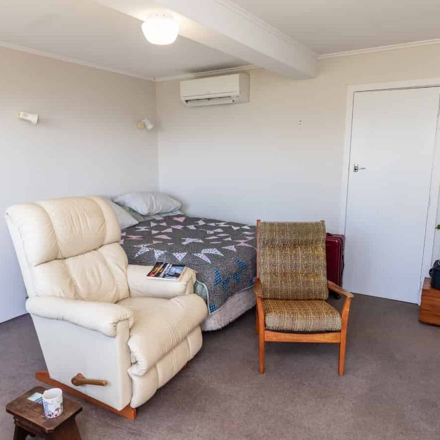 Charming studio unit available in Melrose, Wellington for $350.00 per week. - Photo 1