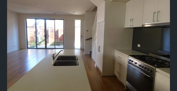 Beautifully presented 3 Bedroom Townhouse - Photo 1