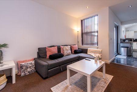 6 Bedroom Student Home. All Bills included. 51 week tenancy Room 6 - Photo 2