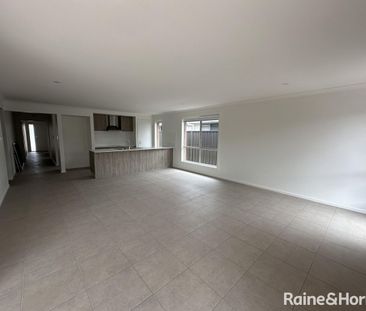 Spacious 4-Bedroom Family Home in Munno Para Downs - Photo 4