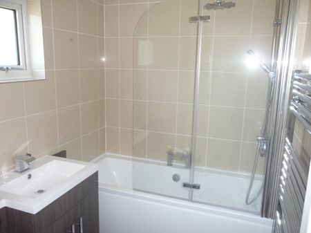3 bedroom End Terraced House - Archer Road, Stevenage - Photo 3