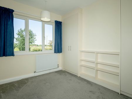 4 bedroom semi-detached to let - Photo 3