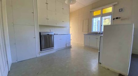 Discover a Delightful Bungalow Tucked Away on ... - Photo 5