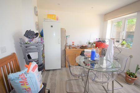 three /four bedroom house close to chadwel heath station- - Photo 5