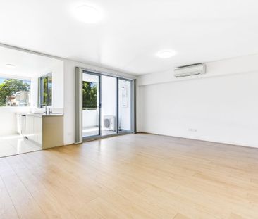 Modern Two Bedroom Apartment in Great Location - Photo 4