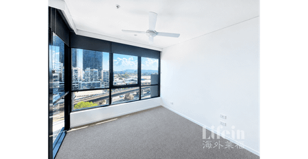 Modern One-Bedroom Apartment with Balcony in South Brisbane - Photo 4