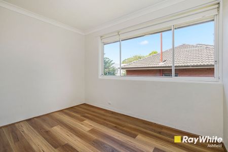 Bright & Spacious Apartment with Leafy Outlook - Photo 2