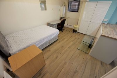 1 bedroom Studio in Cardigan Road, Leeds - Photo 5