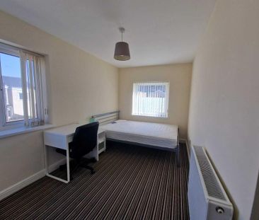 4 bedroom end of terrace house to rent - Photo 6