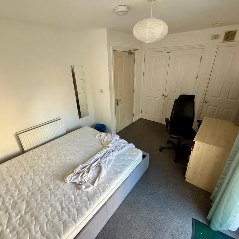 1 bedroom in a house share to rent - Photo 1