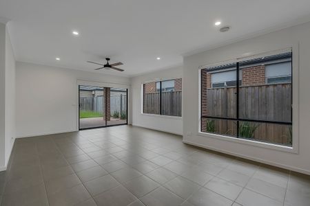 18 Poe Circuit, Officer VIC 3809 - House For Rent | Domain - Photo 4