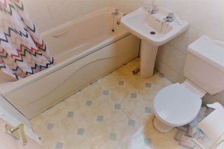 6 bedroom Flat in Hollybank, Leeds - Photo 2