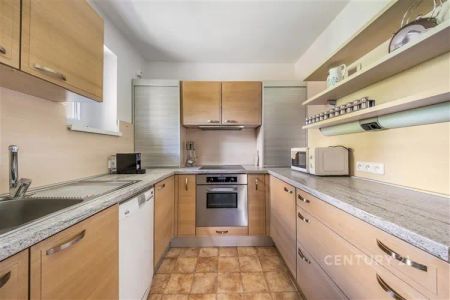 Nabídka pronájmu prostorného bytu 4+1 s terasou a zahradou, Pod urnovým hájem 45, Praha-Zbraslav, ideální pro rodiny, výhled na panorama - Fotografie 3