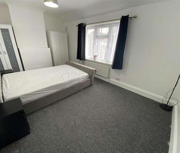 Langley Crescent, Dagenham, RM9 - Photo 4