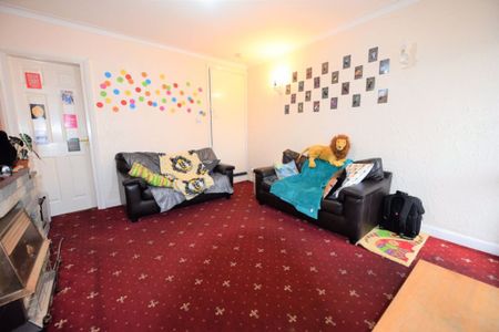 2 bedroom House in Manor Avenue, Leeds - Photo 2