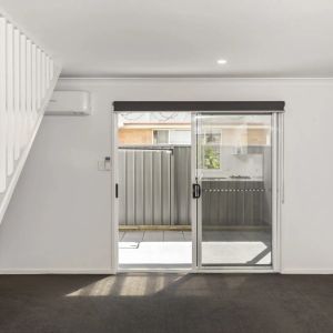 Stylish & Modern Townhouse - Photo 3