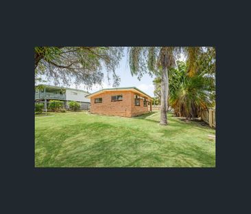 SPACE, COMFORT & CONVENIENCE - 2 BEDROOMS PLUS STUDY IN CLINTON! - Photo 6
