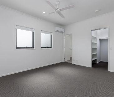 Brand new, beautifully designed townhouse! - Photo 4