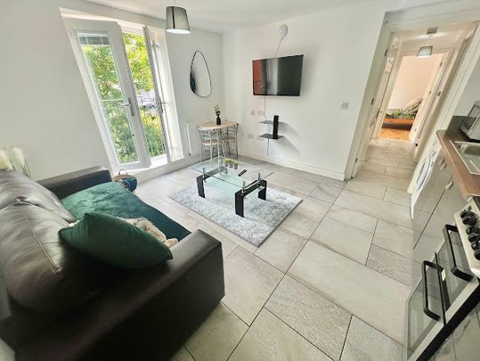 2 Bedrooms, 14 Willowbank Mews Flat 2 – Student Accommodation Coventry - Photo 1