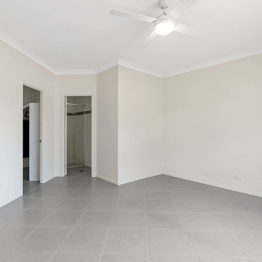 SPACIOUS ENTERTAINER, BIG BLOCK WITH LUSH GARDENS AND NO REAR NEIGHBOURS! - Photo 1