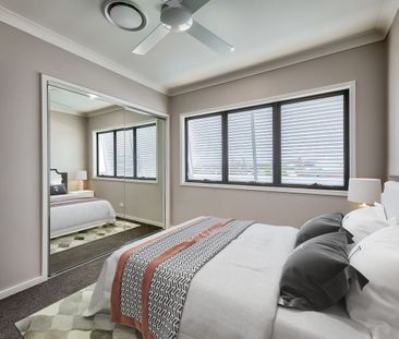 Near New 4 Bedroom Townhouse + Private Courtyard! - Photo 4