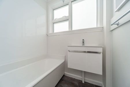 Large Miramar Apartment - Photo 5