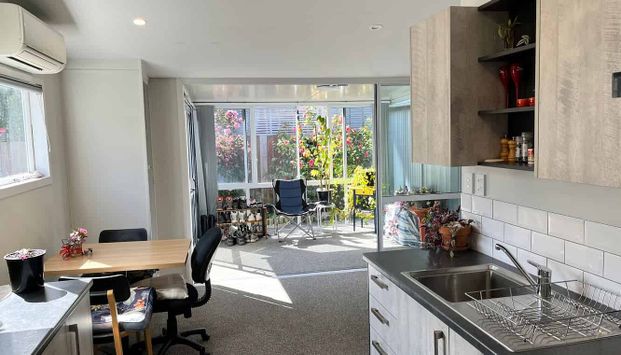 As-new apartment 300m from CBD edge, warm/sunny - Photo 1