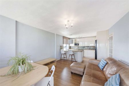 Three bedroom ex-local apartment overlooking Canary Wharf. - Photo 2