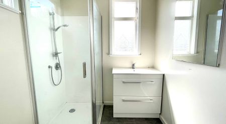 4 Bedroom Spacious Central Living - Photo 4