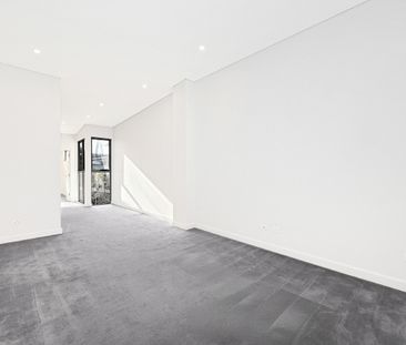 Renovated Upper Level Duplex Home Style Apartment. - Photo 2