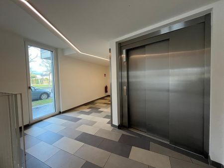 1. Monat mietfrei: Möblierte 2 Zimmer- DG-Wohnung im 6. OG mit 16m² Terrasse und Klimaanlage - Foto 4