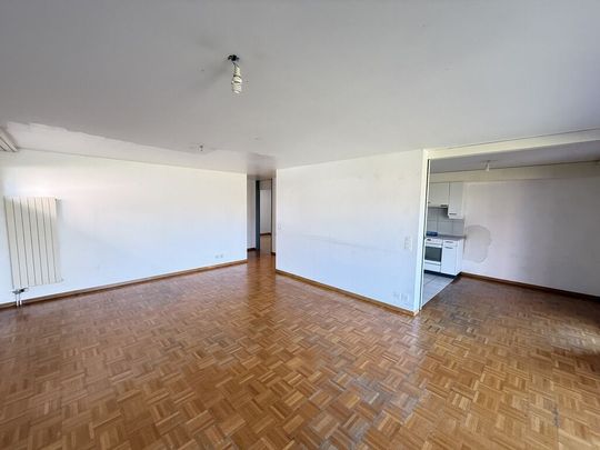 A ground-level terrace with a large living room - Photo 1