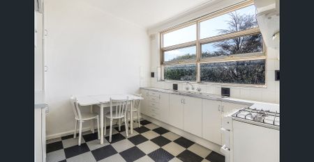 Bright and Spacious Top Floor Apartment - Photo 4