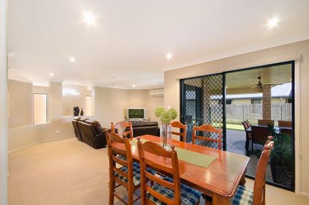 EXECUTIVE FAMILY HOME WITH POOL - Photo 2