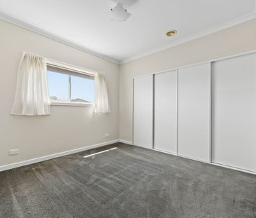 Contemporary Family Living with Spacious Open Plan Design - Photo 6